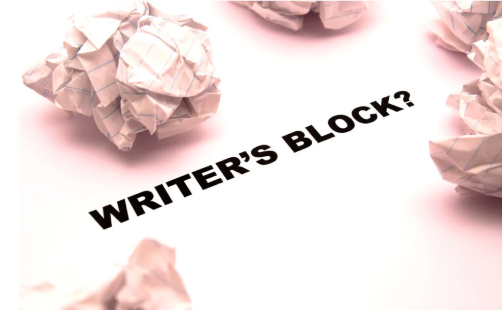 boules de papier froissé et inscription en anglais writer's block pour illustrer l'article sur la façon de débloquer le processus d'écriture