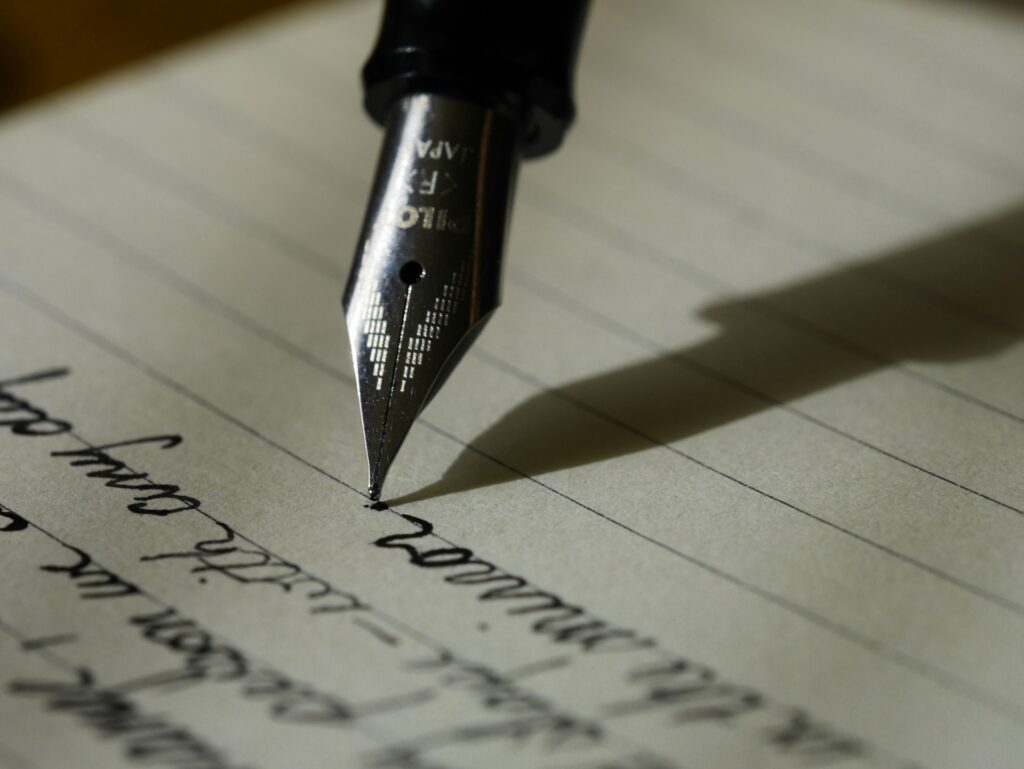 stylo plume et écriture pour illustrer l'article sur la prépartion des stages Fantasy
